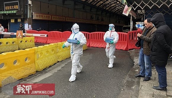 图中是佩戴医用口罩、身穿杜邦Tyvek生物防护服在武汉海鲜（野味）市场中开展工作的疾控中心人员。这就是职业防护标准。