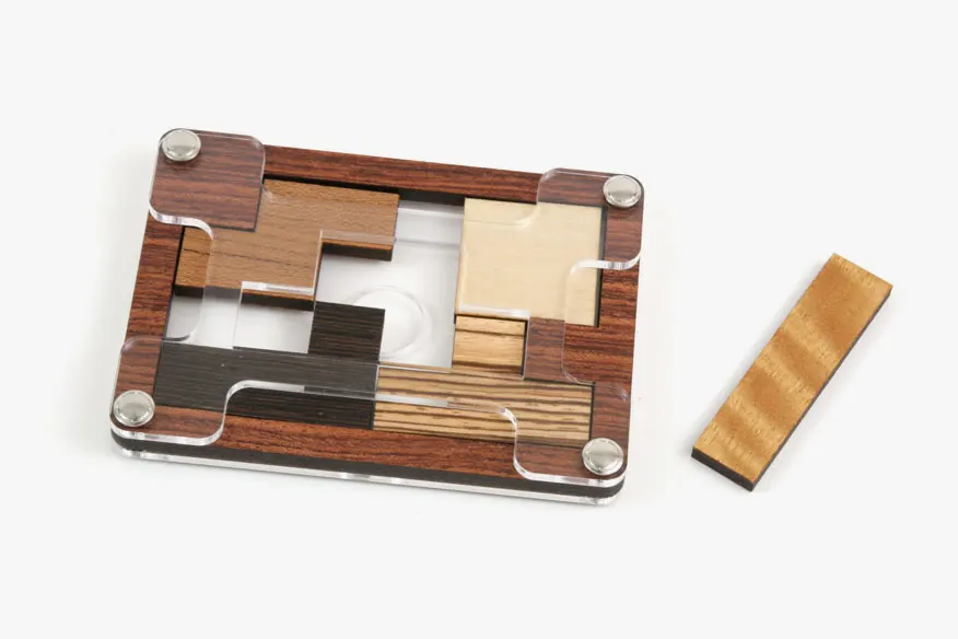 结合了拼图与滑块机制，仅有中间孔洞可以放入图块的Tetromino Tablet 18, Mineyuki Uyematsu, 2013