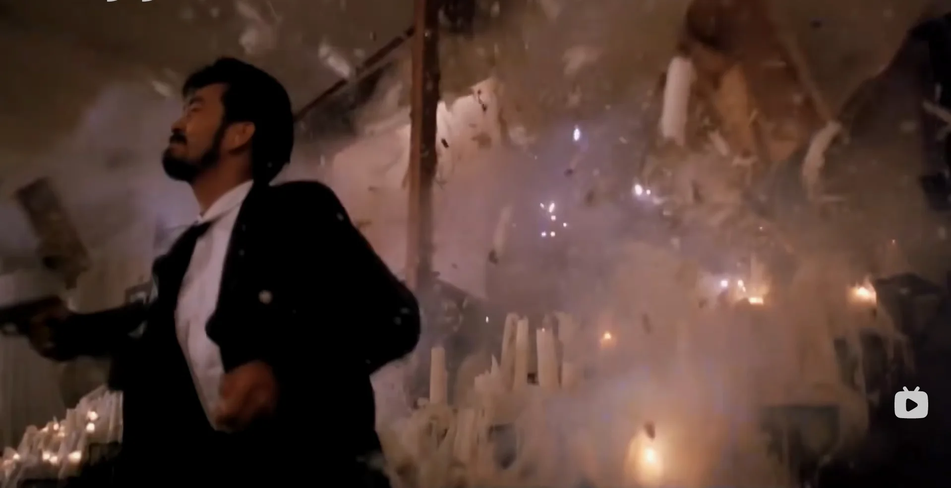 蜡烛台被破坏，象征纯洁神圣的白色蜡烛在这场腥风血雨的枪战中被“亵渎”