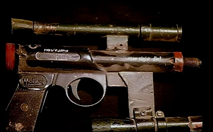 基于韦伯利MK.2空气手枪改装的镭射手枪道具，相当罕见