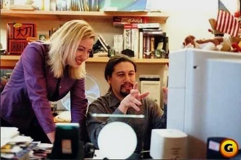 约翰·罗梅罗向丝蒂维·凯丝展示他的电脑屏幕