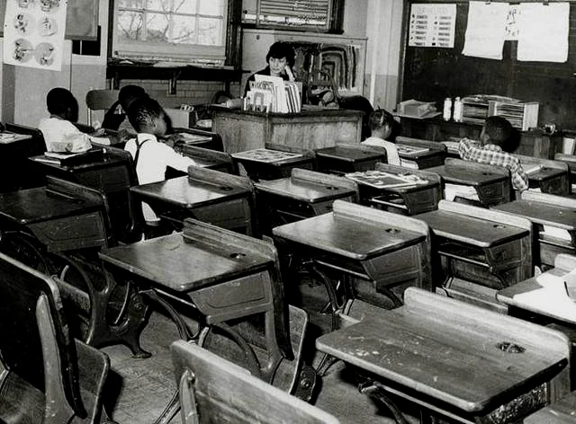 一个班级白人男生为了抵制有色人而辍学不来上课，一个班只有几名有色人种学生。1964年在美国学校拍摄。
