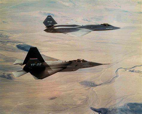 1990年11月29日，YF-22 PAV-1与YF-23 PAV-2进行了两个机型唯一一次编队飞行。两架PAV原型机都是搭载YF120发动机的版本。