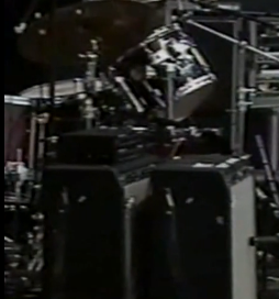 Thom 在1997年的两台 Fender Twins。他的两台 Marshall JMP-1 前置音箱在备用 Twin 的上面。你也可以看到支的麦是 Shure SM75。