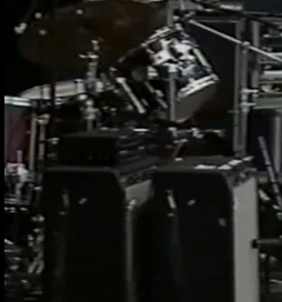 Thom 在1997年的两台 Fender Twins。他的两台 Marshall JMP-1 前置音箱在备用 Twin 的上面。你也可以看到支的麦是 Shure SM75。