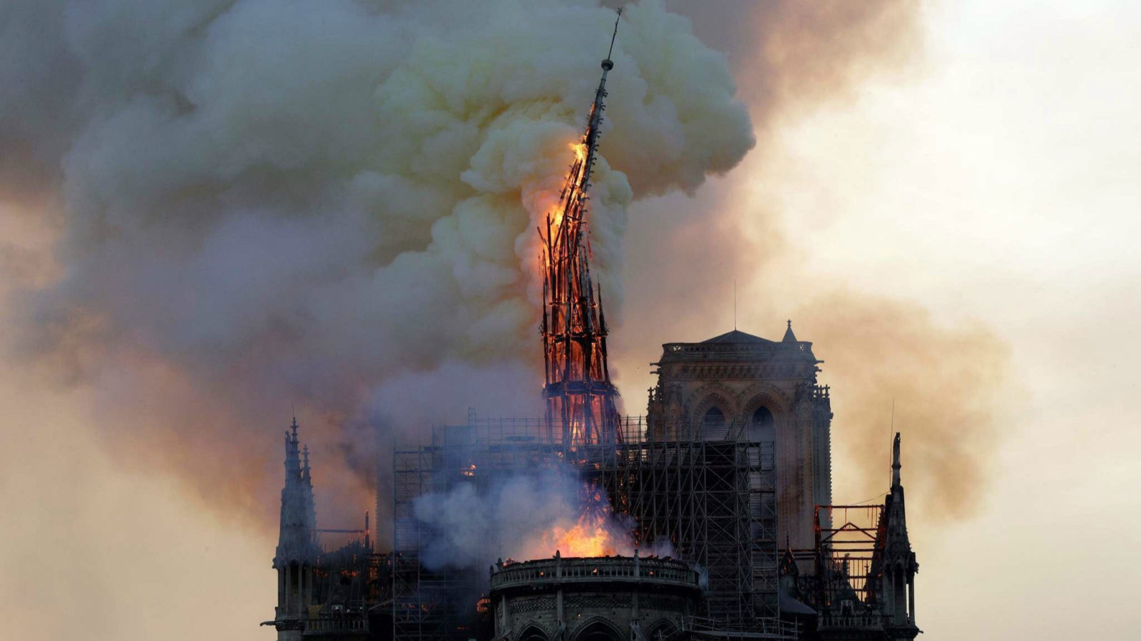 巴黎圣母院于北京时间今日凌晨发生大火，屋顶目前已经全面坍塌