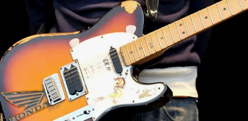 一张关于 Jonny 的 Tele Plus，并拍摄于Glastonbury 2011的近距离照片。