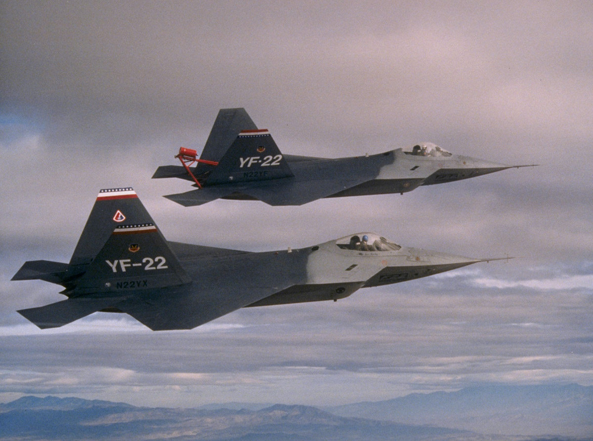 1990年12月11日，即YF-22 PAV-1刚刚完成高功角试飞项目后，两架YF-22进行了首次编队飞行。PAV-1尾部的红色结构就是反尾旋伞。
