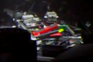 Jonny 的效果器板，摄自2016年5月26日 Roundhouse 表演（YouTube）。Jonny 的“The Tremulator”上有红色旋钮和黄色胶带。