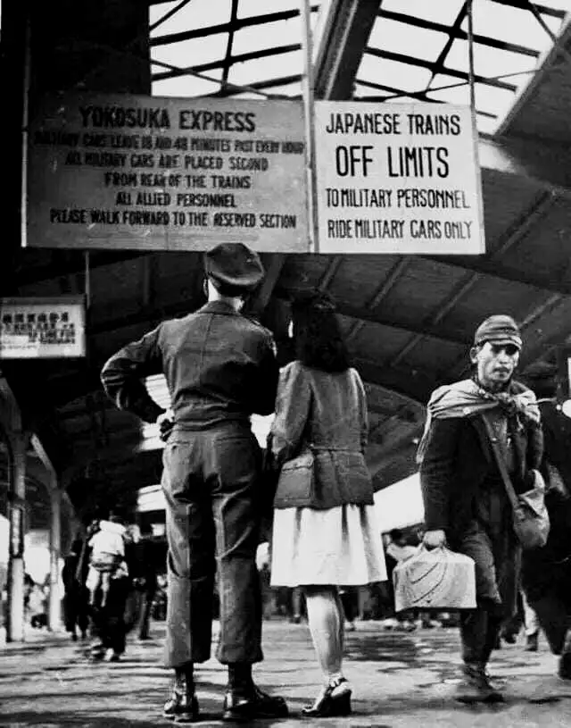 在横须贺车站的占领军面前，提着战友骨灰的老兵匆匆走过。所谓的战争荣誉在女性面前，已毫无吸引力