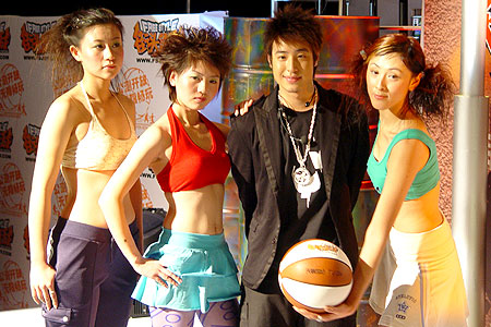 潘瑋柏帶著世界首款多人對戰的籃球網遊《街頭籃球》（Freestyle）亮相北京