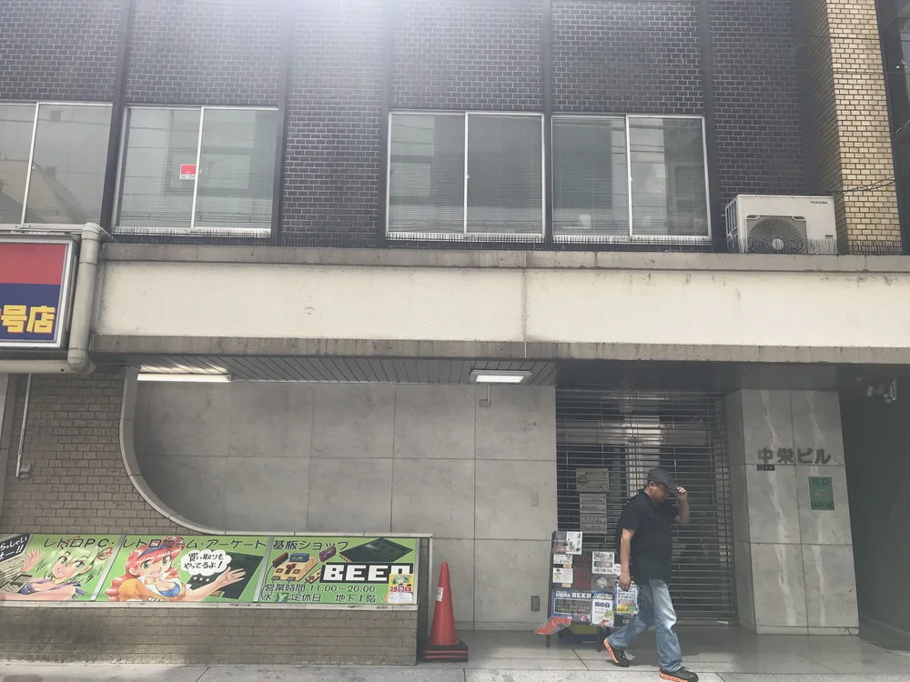 从这里下楼进入“魔窟”
