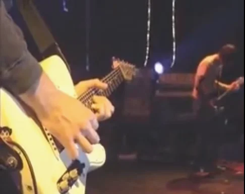 一张照片：2001年的 Ed 弹着这把吉他，照片中显示了下背带扣边上的《阿童木》的贴纸。