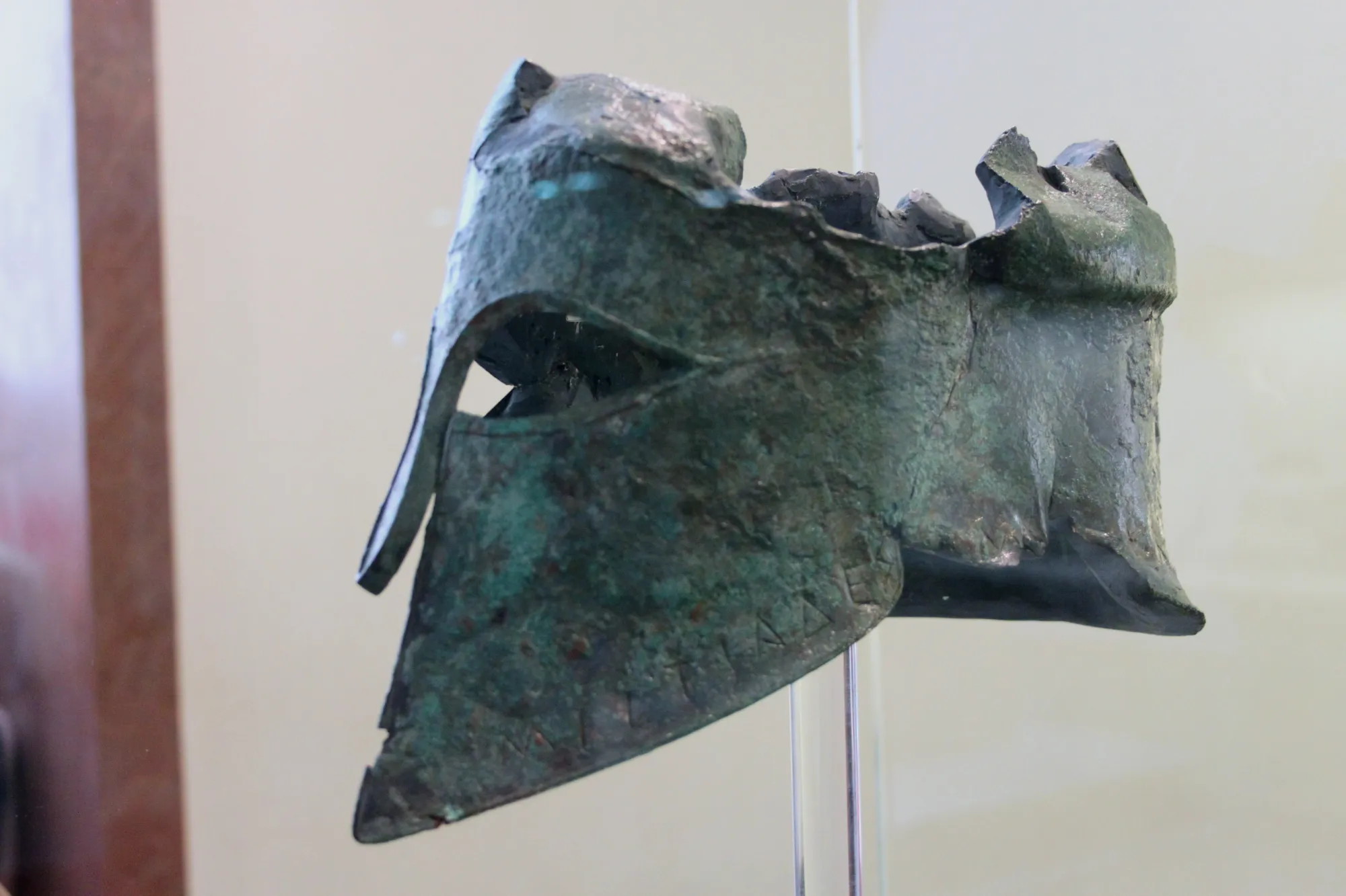 出土于宙斯神殿遗迹的米太亚德头盔，题刻的铭文确认希罗多德的记载是正确的