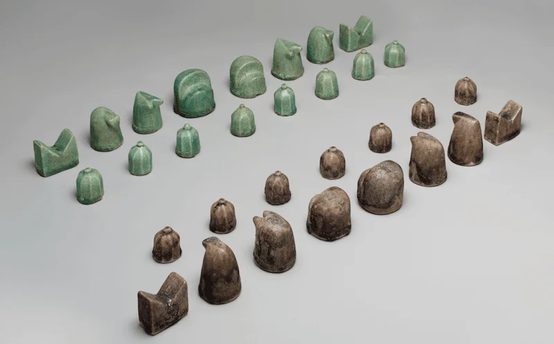推测它是象棋棋子是因为与沙特兰兹的俥高度相像。注意这一套褐色丢了一枚兵，不知道又落在了哪座遗址之中。