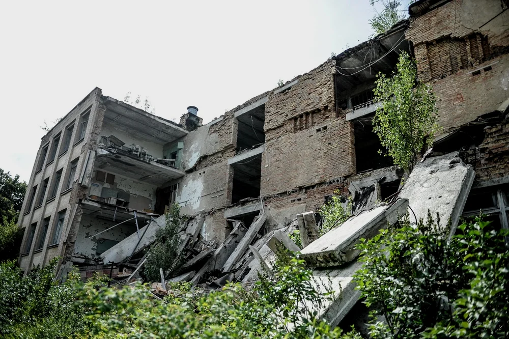 这里是一处废弃的学校，建筑本体已经发生的坍塌。
