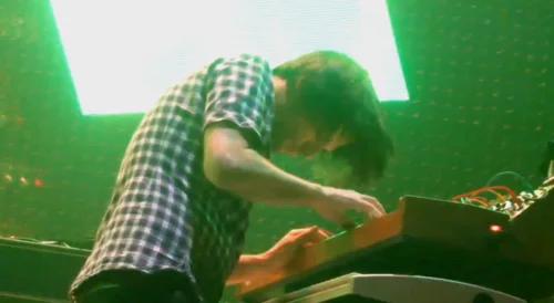 Jonny 用两只手一起演奏 French Connection 的键盘，当时他在表演 Packt Like Sardines In A Crushd Tin Box。
