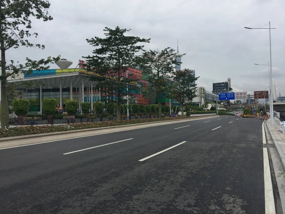 在丁字路口朝琶醍A区的视角，左前方彩色建筑是国际啤酒博物馆，隔壁的白色大楼就是会场所在地。