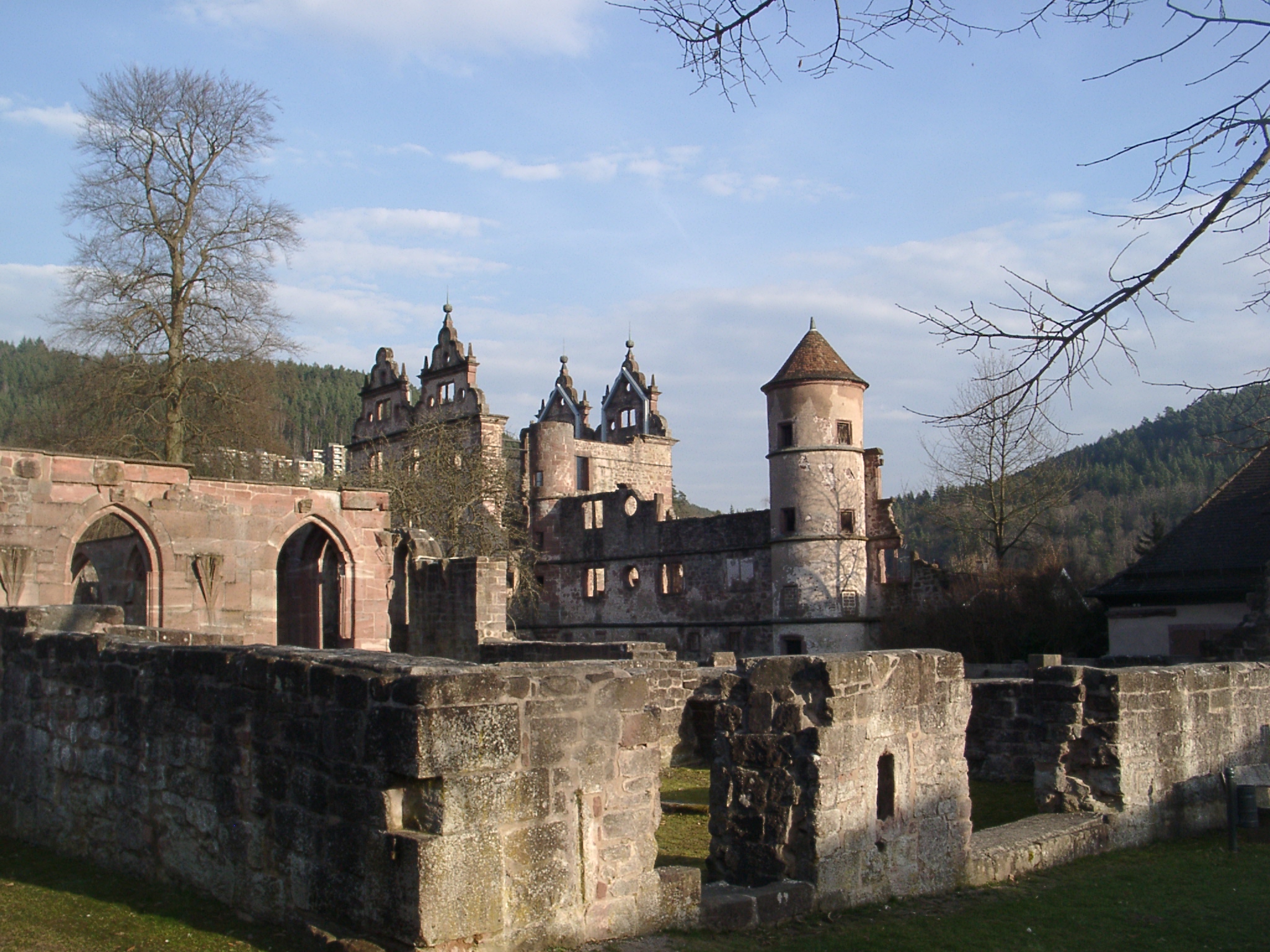 希爾紹修道院（Hirsau Abbey）廢墟。曾經是德意志地區最大的本篤會修道院之一，可能是Kiersau的原型。