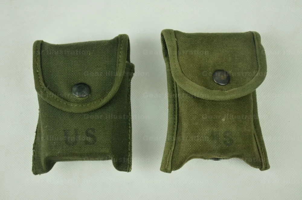 M-1956 LCE装具指北针/急救包，左边是早期版，右边是后期版