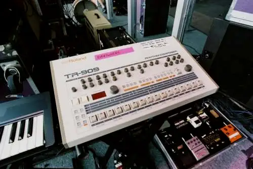在右边是 Colin 的前-In Rainbows 时期用效果器板。上面的是 Roland TR909鼓机。