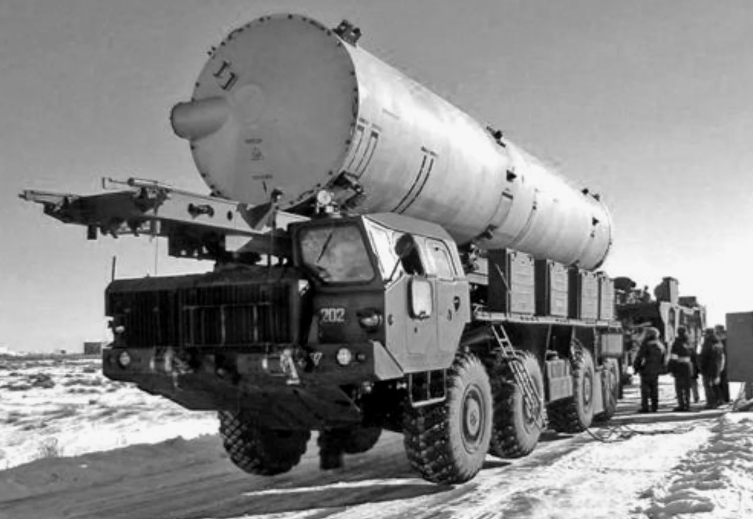 装有A-135导弹防御系统的53T6导弹运输和安装单元5T92
运输车