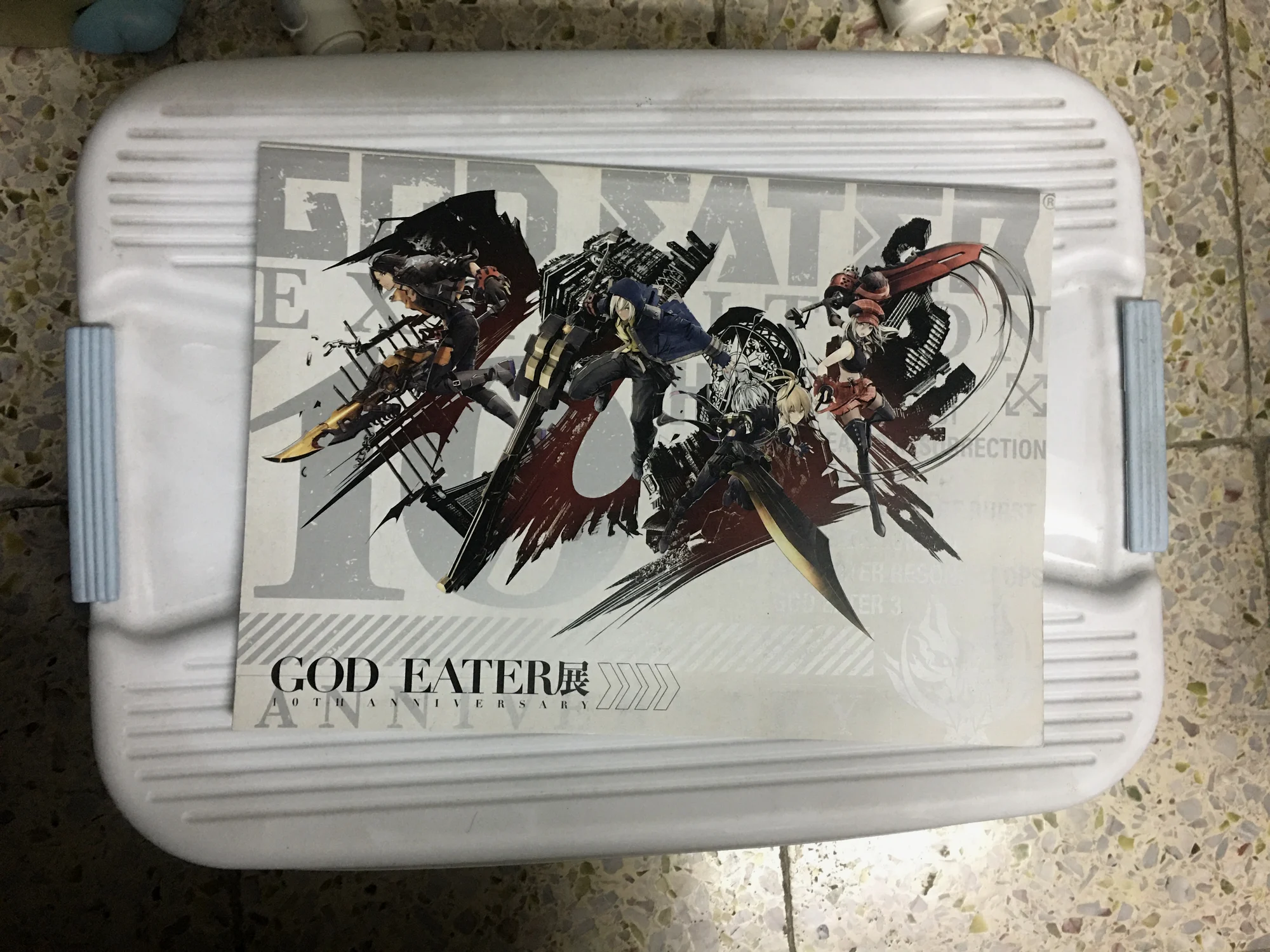 《「GOD EATER展 10TH ANNIVERSARY」図録》，10周年时限时预定销售，收录了历代主机游戏和手游的宣传图、制作人访谈和最新的1到3代的剧情历史