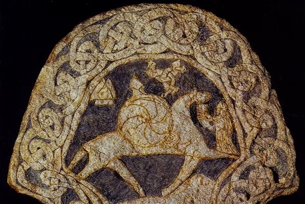哥特兰岛的维京时期石刻，这名骑手穿着一条裤腿扎紧，十分宽松，出现许多褶皱的灯笼裤