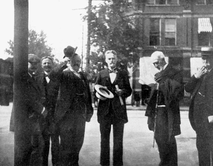 科普（右三）参加1896年在布法罗举行的美国科学促进会会议期间的照片。这是他最后一张照片。