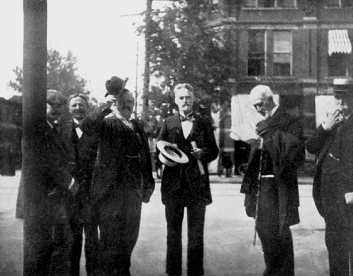 科普（右三）参加1896年在布法罗举行的美国科学促进会会议期间的照片。这是他最后一张照片。