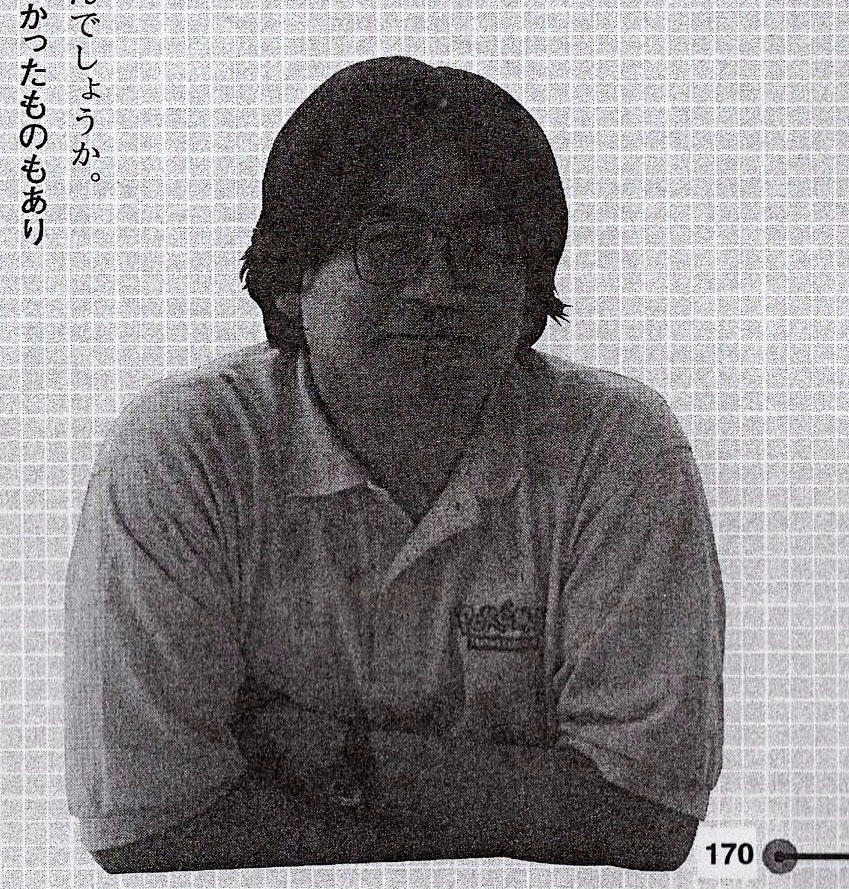 1999年的巖田聰，穿著《寶可夢》（Pokemon）T恤