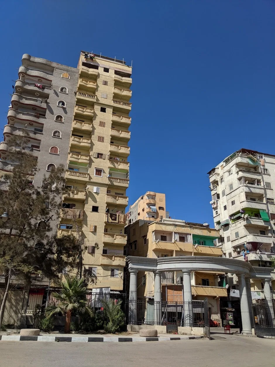 瓦片之墓大门外紧挨着住宅楼