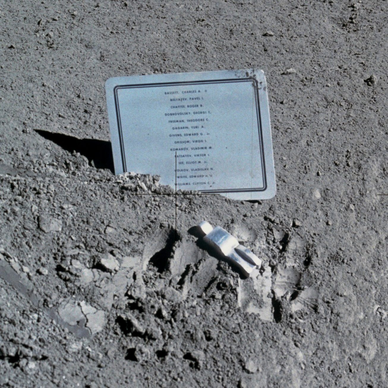 《倒下的宇航员》是人类留在月面的艺术品，纪念航天烈士的英灵