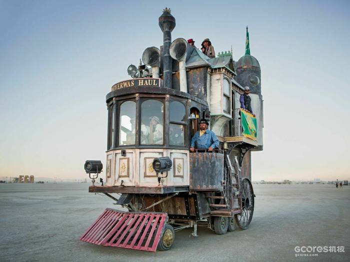 香农·奥海尔的Neverwas Haul——“湾区艺术家香农·奥海尔在一个五轮拖车上打造了这座三层楼高的维多利亚风格豪宅/机车。在过去十年里，它已成为火人节上最受欢迎的艺术车之一。”