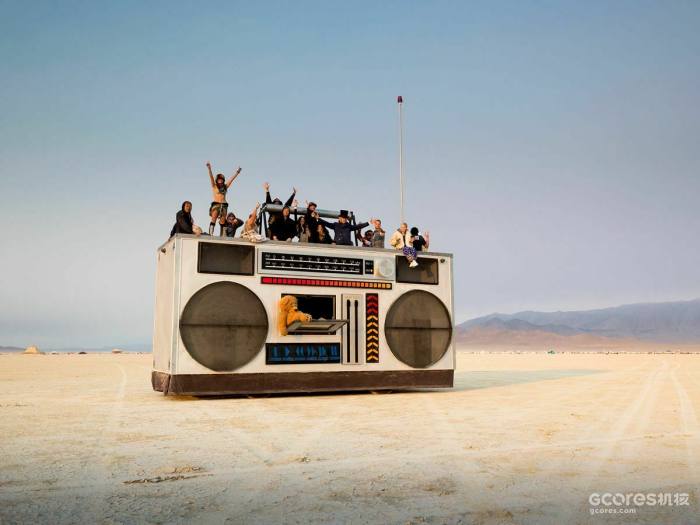 德里克·温德尔的摇滚盒子——“这辆艺术车由洛杉矶艺术家德里克·温德尔和他的团队打造，外形酷似1980年代风格的便携式音响。”