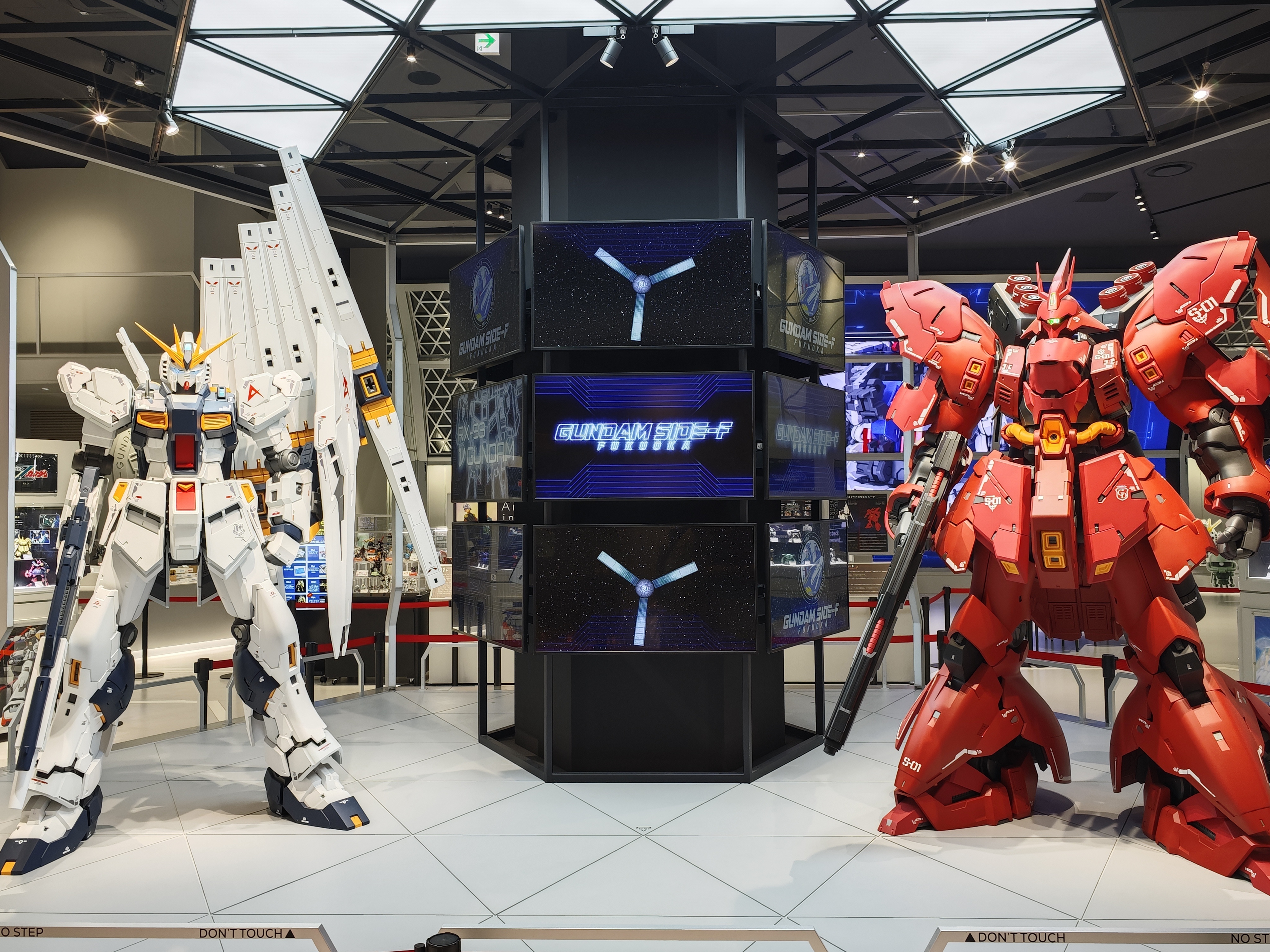 顶层高达基地的入口雕像