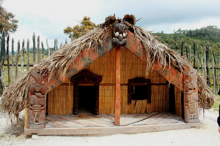 新西兰毛利族传统建筑，房檐有无下颚的神兽雕刻，2016年