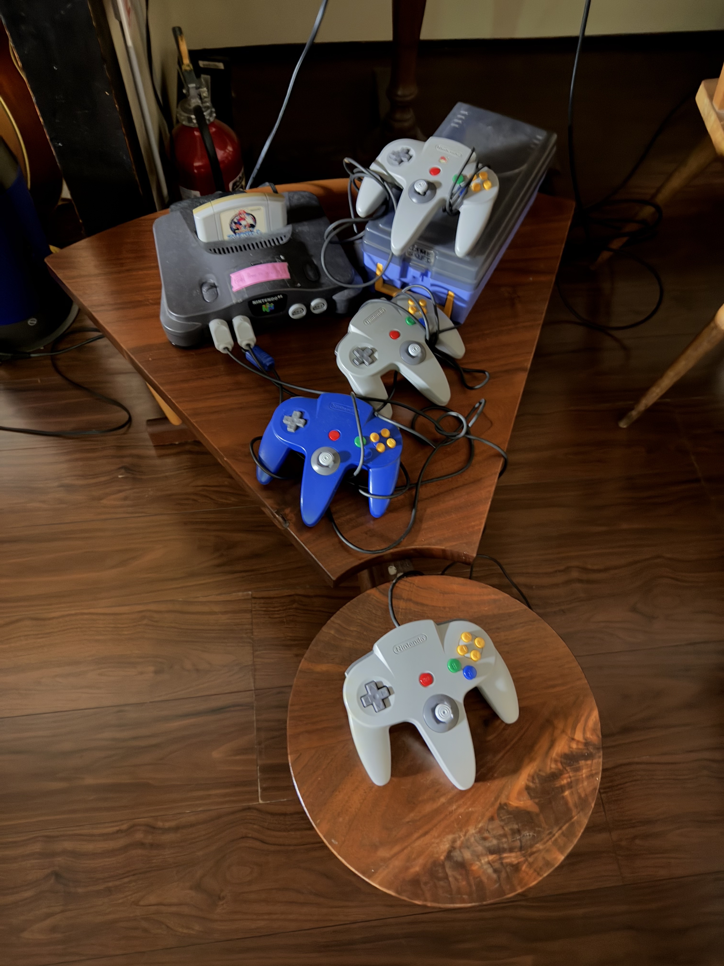 博物馆里有巨大的N64手柄，青旅里有原版N64，完美！