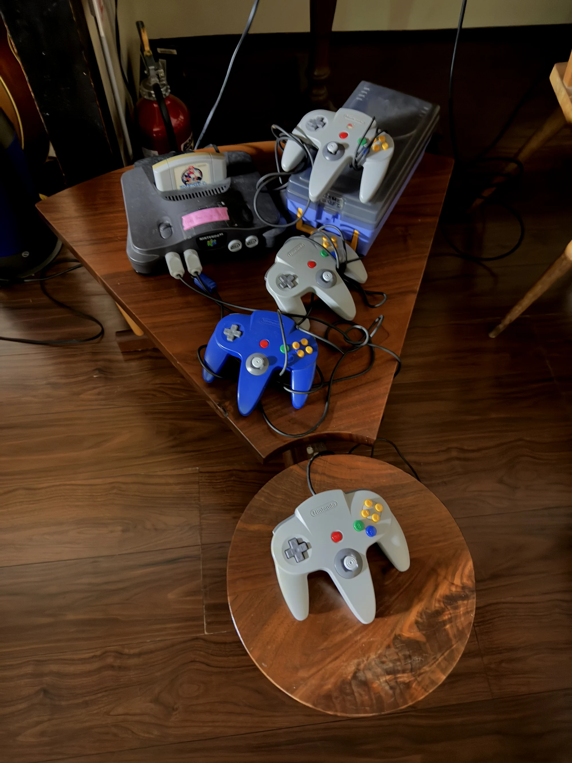 博物馆里有巨大的N64手柄，青旅里有原版N64，完美！