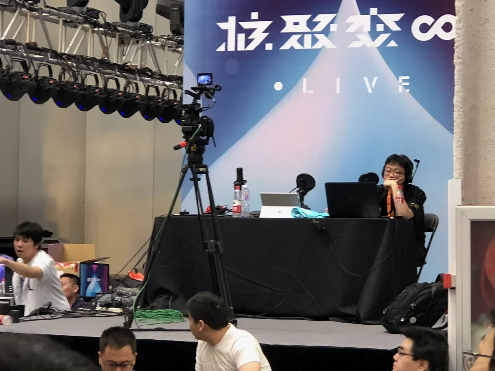 后台的哈英雄看着有些疲惫