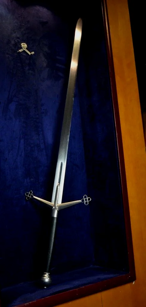 苏格兰的特色大剑——Claymore，标志为V形护手以及护手末端的四叶草铁环装饰。黑魂1的“飞龙桥大剑”就是这个。