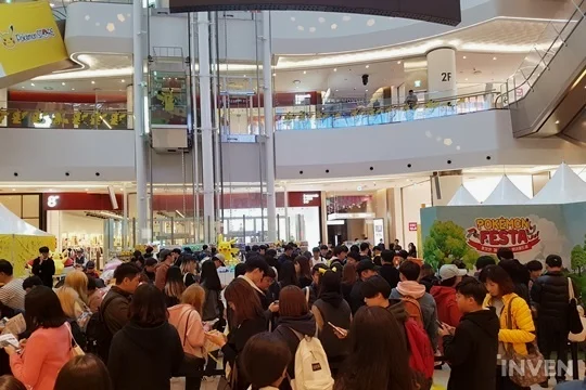 特设商店内大排人龙