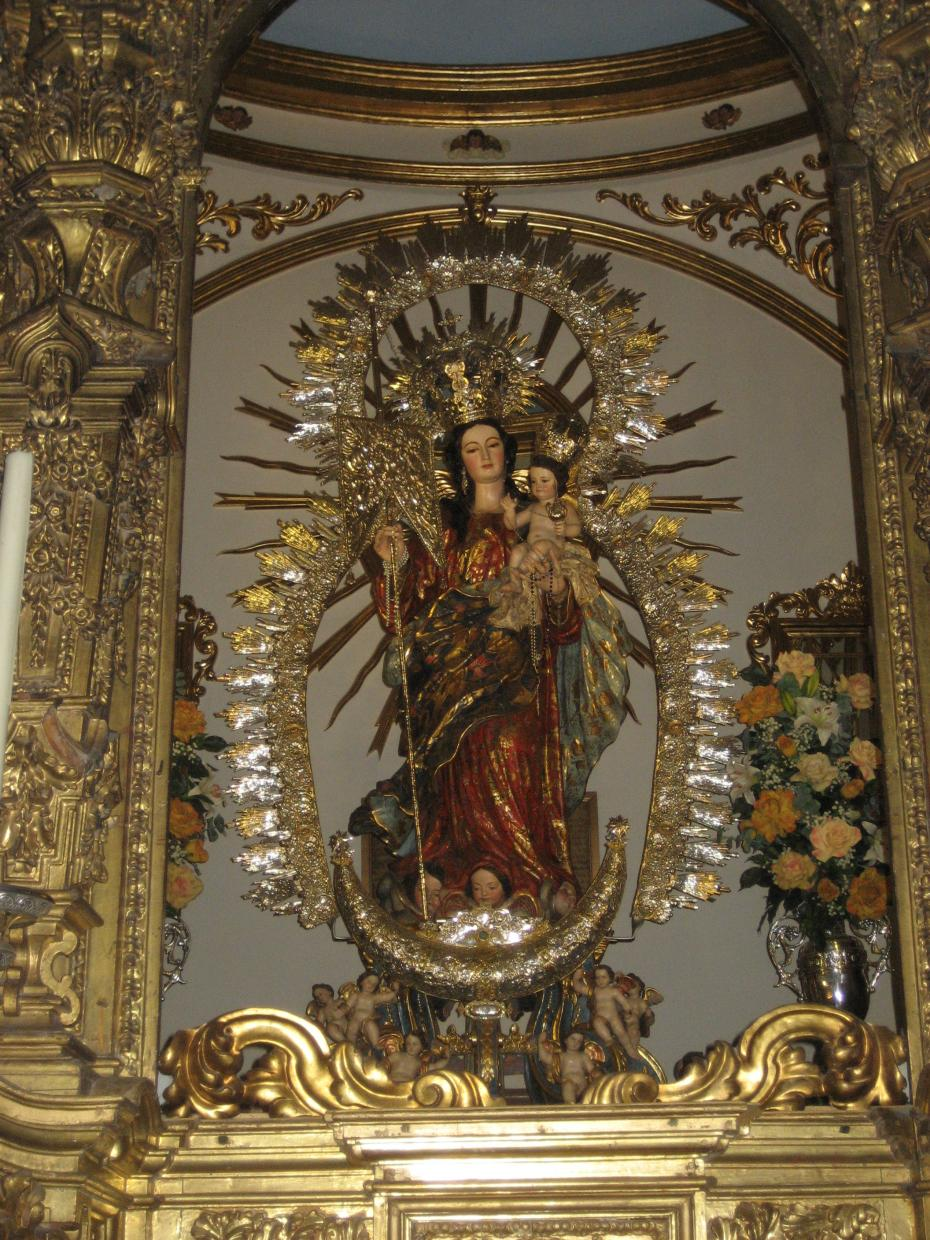 位于蒙蒂亚San Francisco Solano小教堂的圣母像，可以看到她怀抱金丝布裹着的孩子，以及脚下的小天使，与游戏中的月之子有所相似