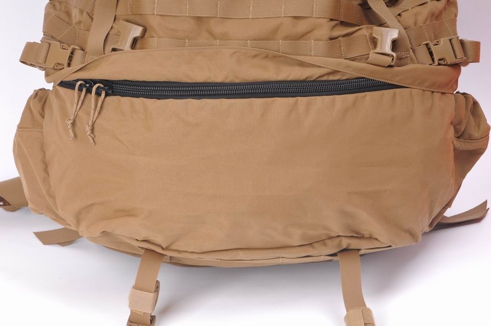 通 MOLLE II 背囊一样，陆战队背包系统主包的底部也有专门的睡袋仓拉链开口