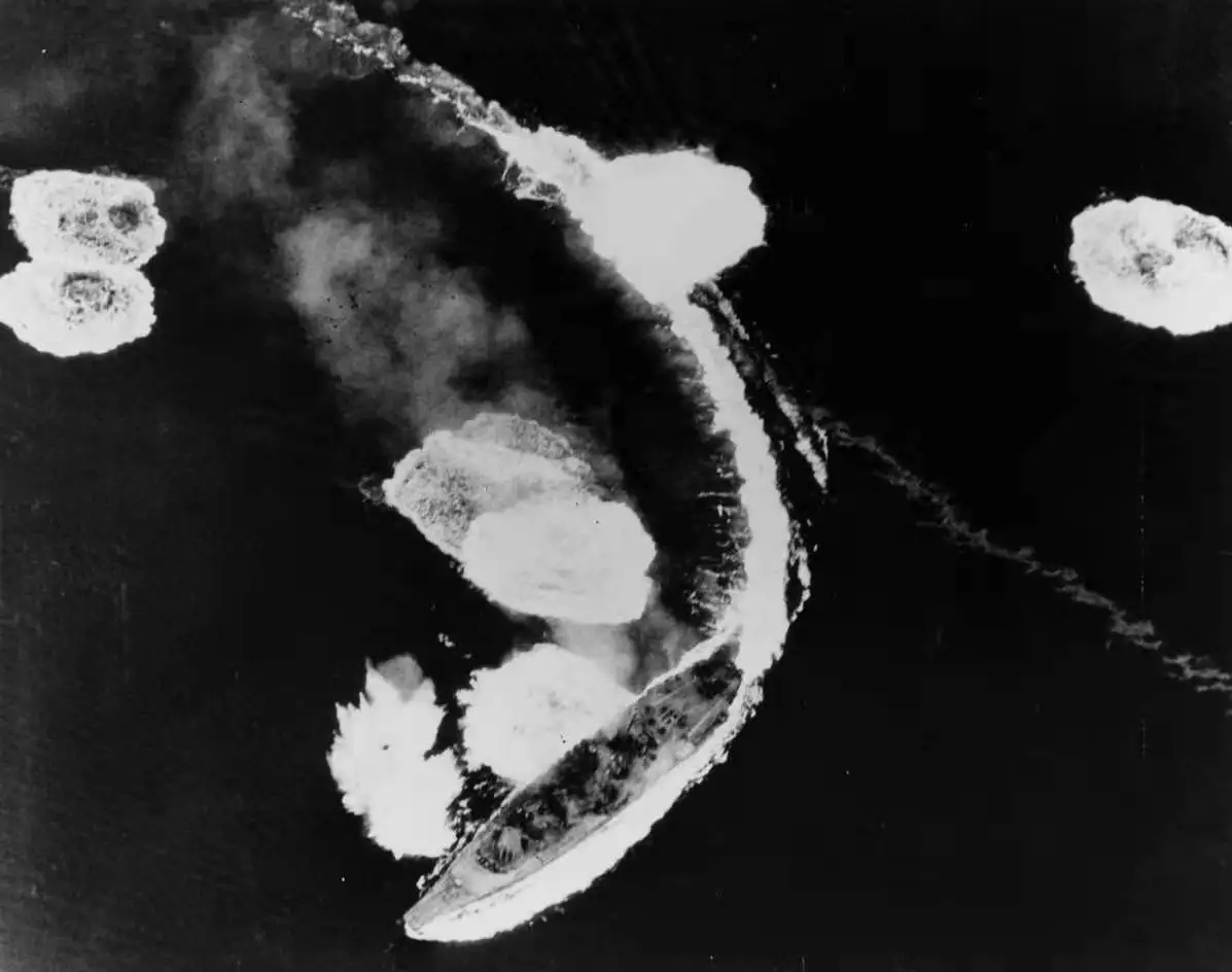 1945年3月19日，吴市空袭期间，急转弯规避炸弹的大和舰，照片由美国海军侦察机拍摄