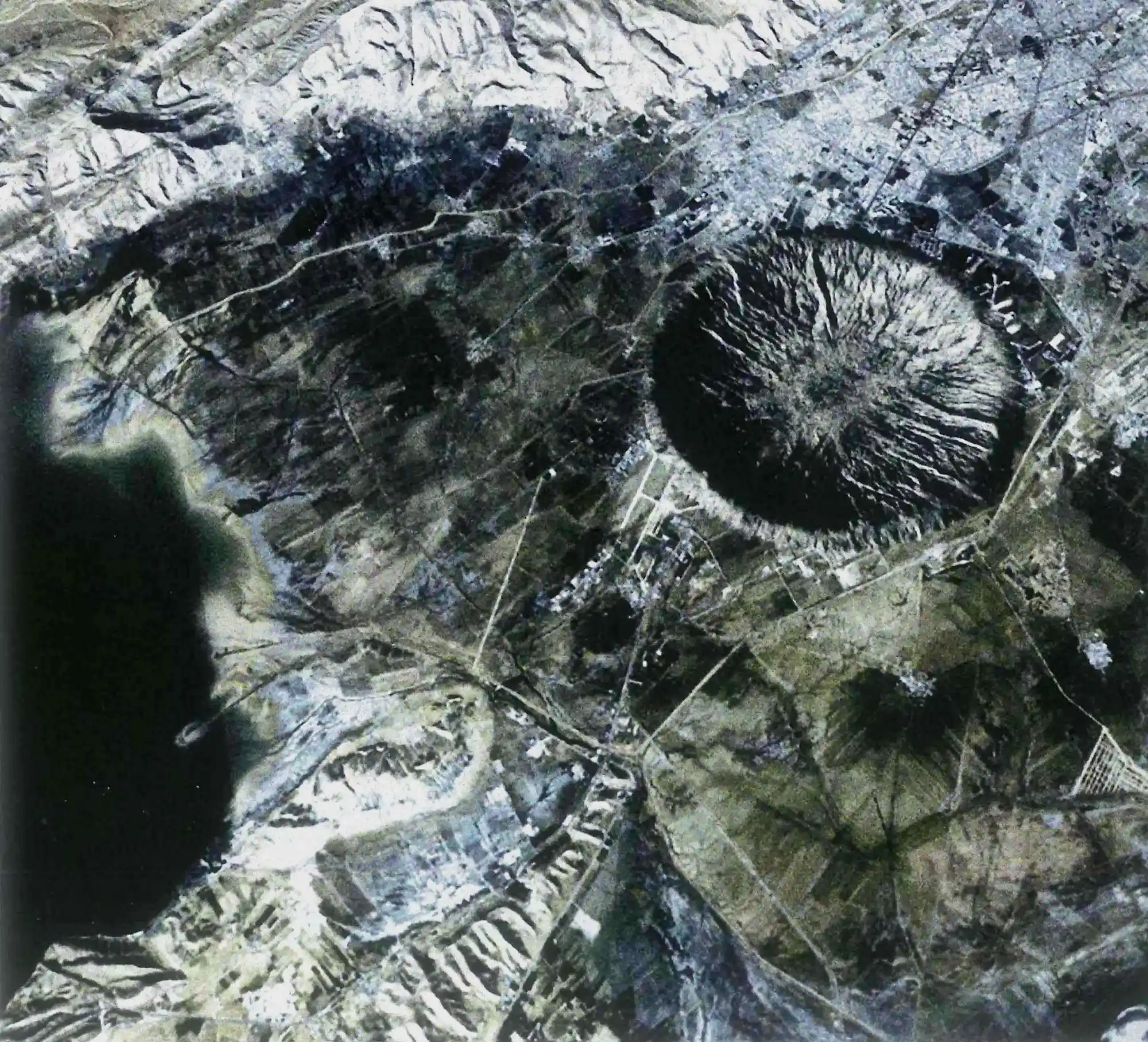位于原圣方舟空军基地的无名陨石坑，这是尤利西斯袭击城市地区的最具破坏力的碎片之一，摧毁了位于郊区的Saint Ark空军基地，留下一个直径近5公里的陨石坑。