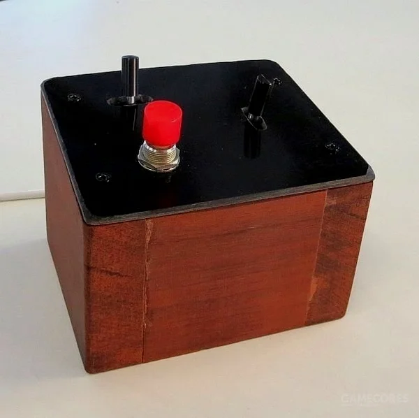游戏设计人员特意简化出双拨杆（前后拨杆，左右拨杆）加一按键（射击）的控制器 名为“褐色盒子”（Brown Box）
