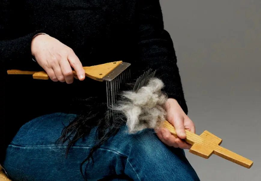 将羊毛放在固定梳中保持不动，用另一个梳子穿过固定梳的梳齿并向下拉动，次数尽可能的多，以确保去除所有杂质和结节