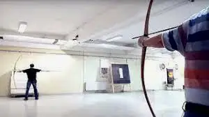 拉尔斯凭借这个视频一战封神。他在右侧射手出箭之后转身并击中对方已经在空中的箭。