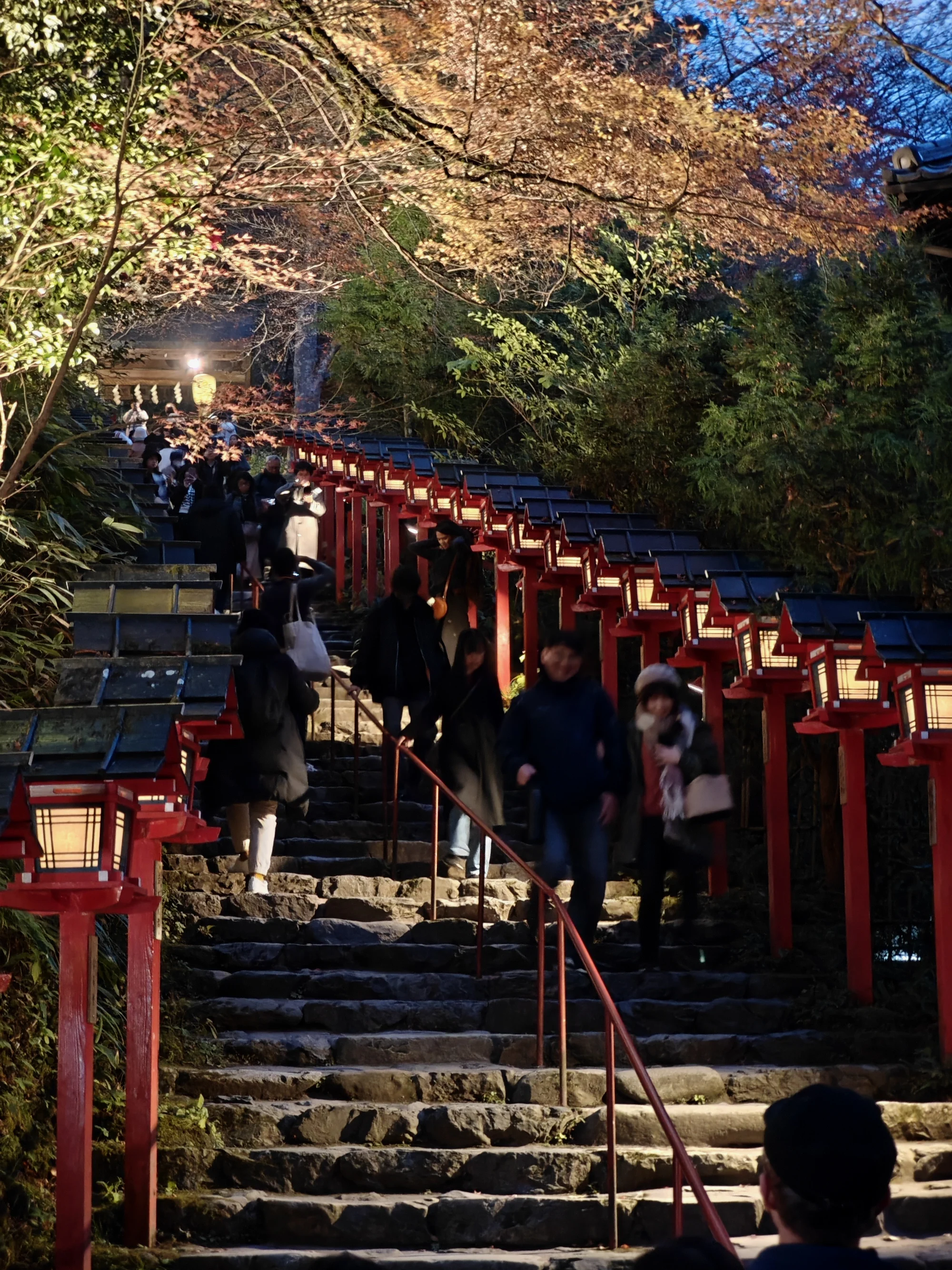 沿山势向上蔓延的石台阶与分布两侧的灯笼